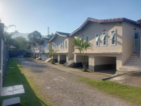 Casas em Condomínio próximo da praia com 2 dormitórios, churrasqueira e 3 vagas de garagem
